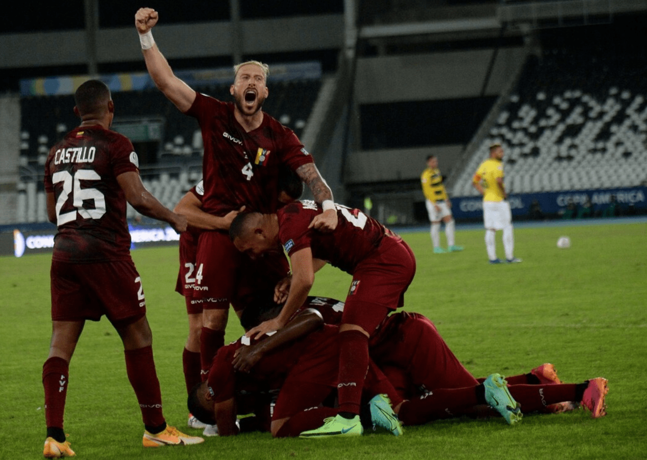 海星直播-江汉鲸鲨队鏖战吴越黑豹队，足球小组赛爆冷，转换速度占优。禁区内连续解围的简单介绍